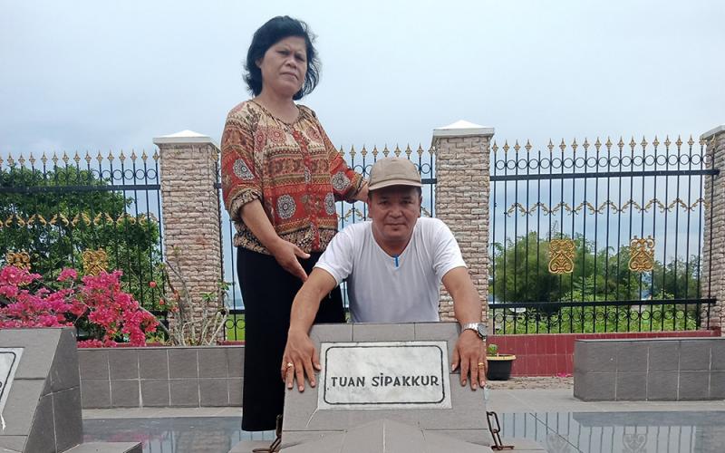 Di depan makam tuan Sipakkur. (ist)