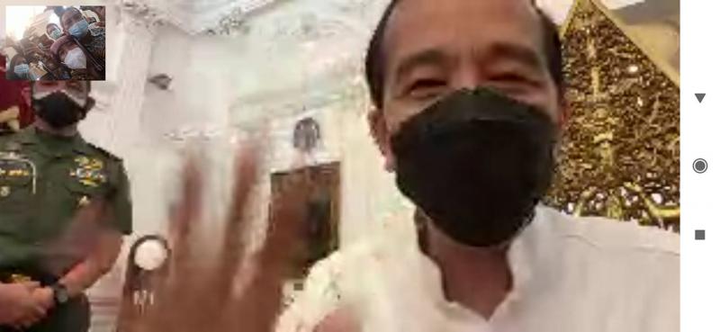 Presiden Jokowi menyapa anggota TIM 11 lainnya via whatsapp call (Foto: FB Oni)