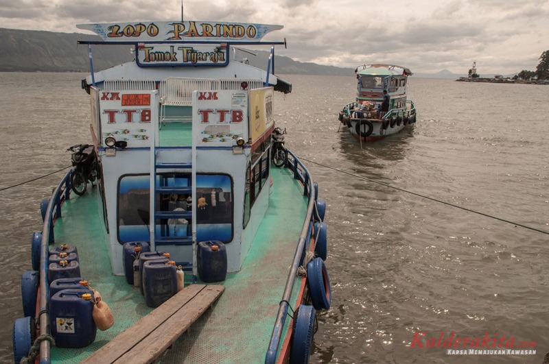 Kapal asar Pulau Samosir yang rutin menjambangi (foto: P Hasudungan Sirait/Kalderakita.com)