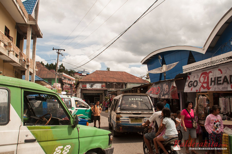Jalan yang menjadi sangat sesak (foto: P Hasudungan Sirait/Kalderakita.com)