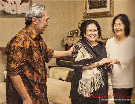 Memberi ulos kepada Megawati Soekarnoputri (foto: Koleksi Keluarga Sabam)