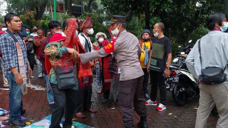 Tindakan represif aparat kepolisian (foto: nkriku)