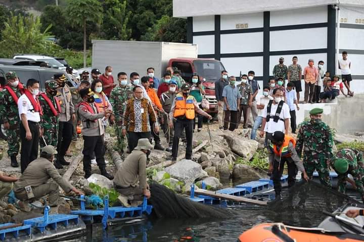 Penertiban KJA di Desa Baktiraja, Kabupaten Humbang Hasundutan (foto: Bicara News)