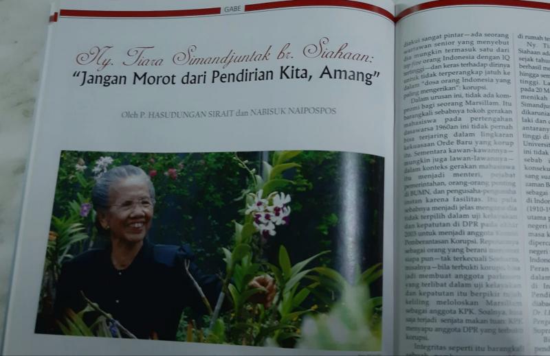 Berpose dengan bunga mawar yang mekar di halaman rumah (foto: Majalah Tatap)